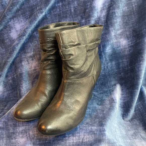 Boots, wedge heel, slouchy Chinese Laundry size 8 - Picture 2 of 8